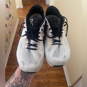 Womens on cloud shoe. Warn a few times. Good condition.